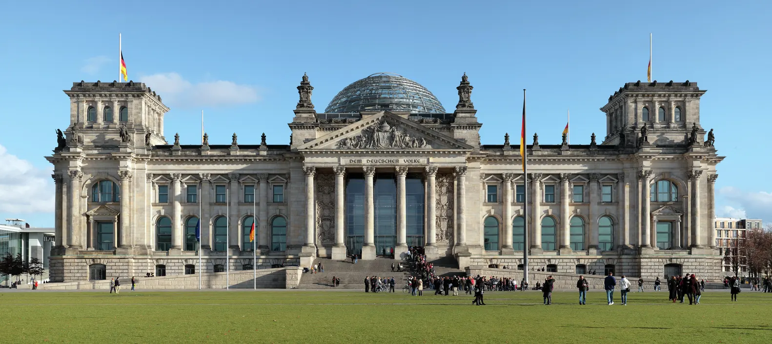 Reichstag – Vista general exterior Reichstag de Berlín con la cúpula de vidrio de Foster vista desde la plaza