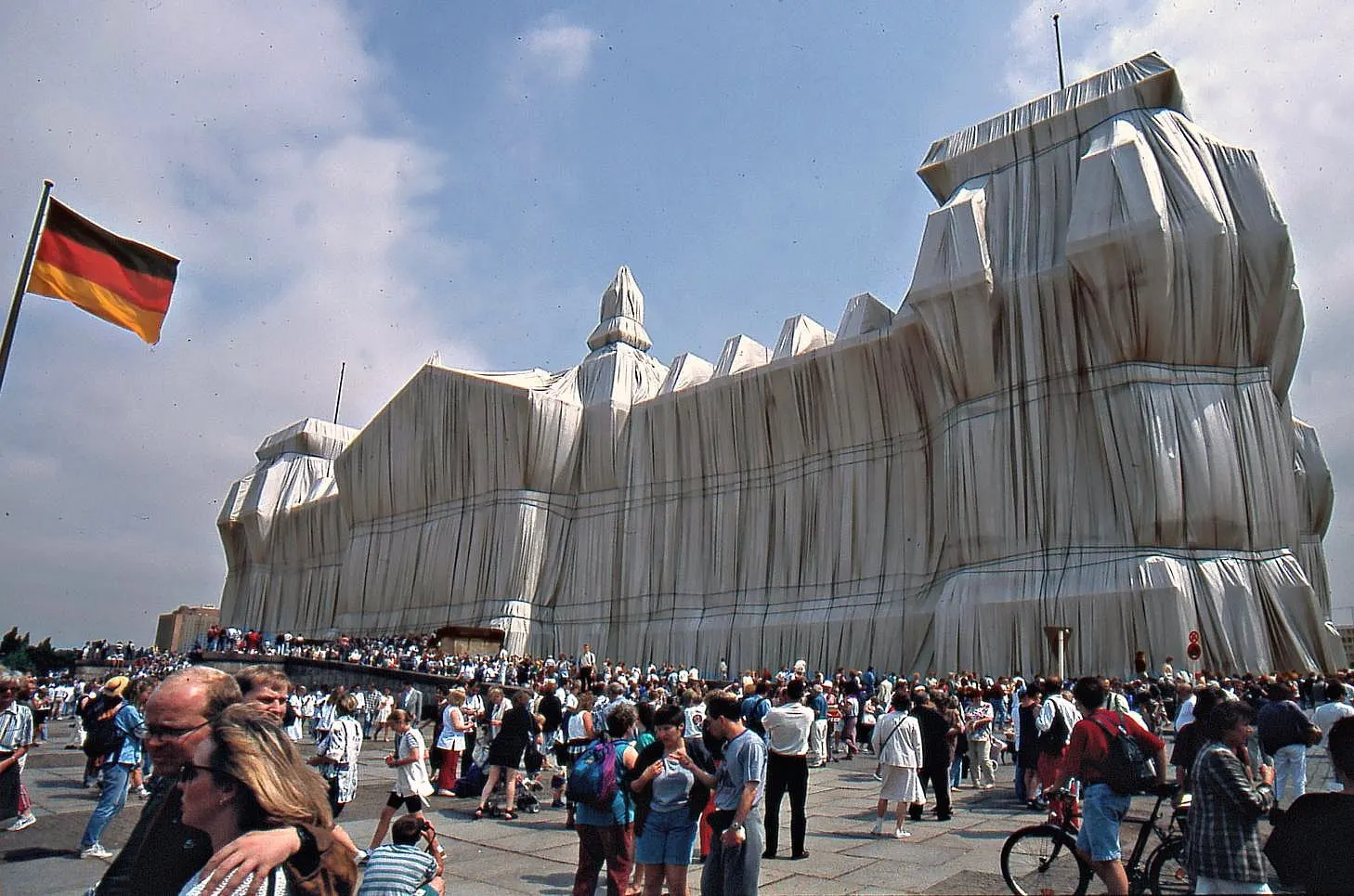 Reichstag – Intervención de Christo (1995) El Reichstag envuelto por Christo y Jeanne-Claude en 1995 con público en la explanada