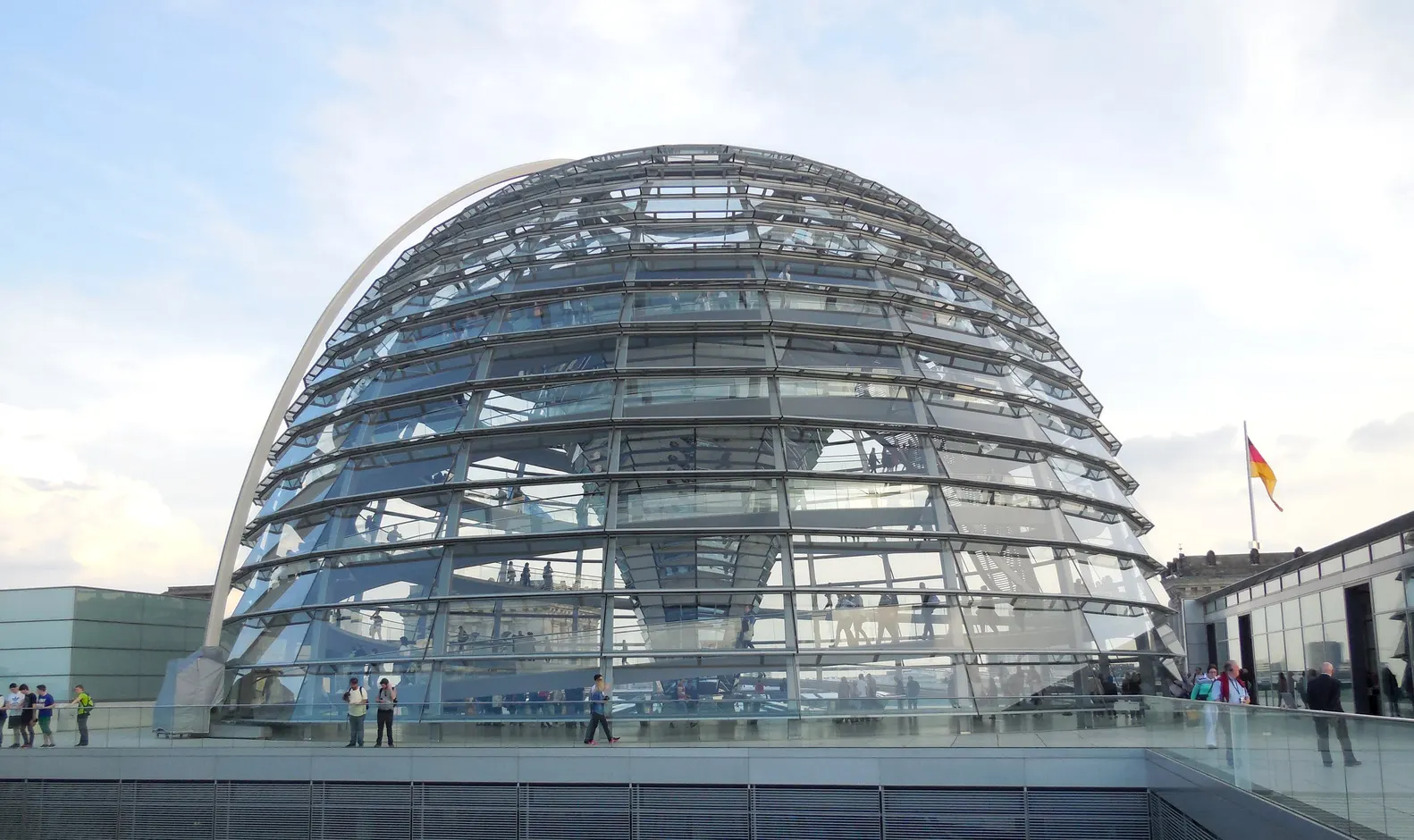 Reichstag – Cúpula y recorrido exterior Exterior de la cúpula del Reichstag con visitantes en las rampas