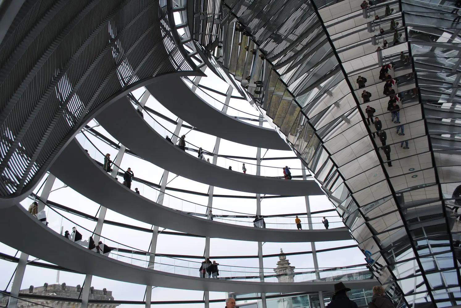 Reichstag – Interior de la cúpula Interior de la cúpula del Reichstag con cono reflectante y doble hélice