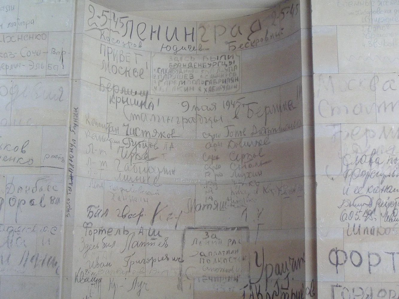 Reichstag – Grafitis históricos preservados Grafitis soviéticos preservados en los muros del Reichstag