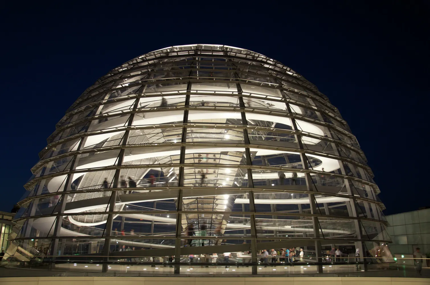 Reichstag – Cúpula nocturna Cúpula del Reichstag iluminada por la noche con estructura visible