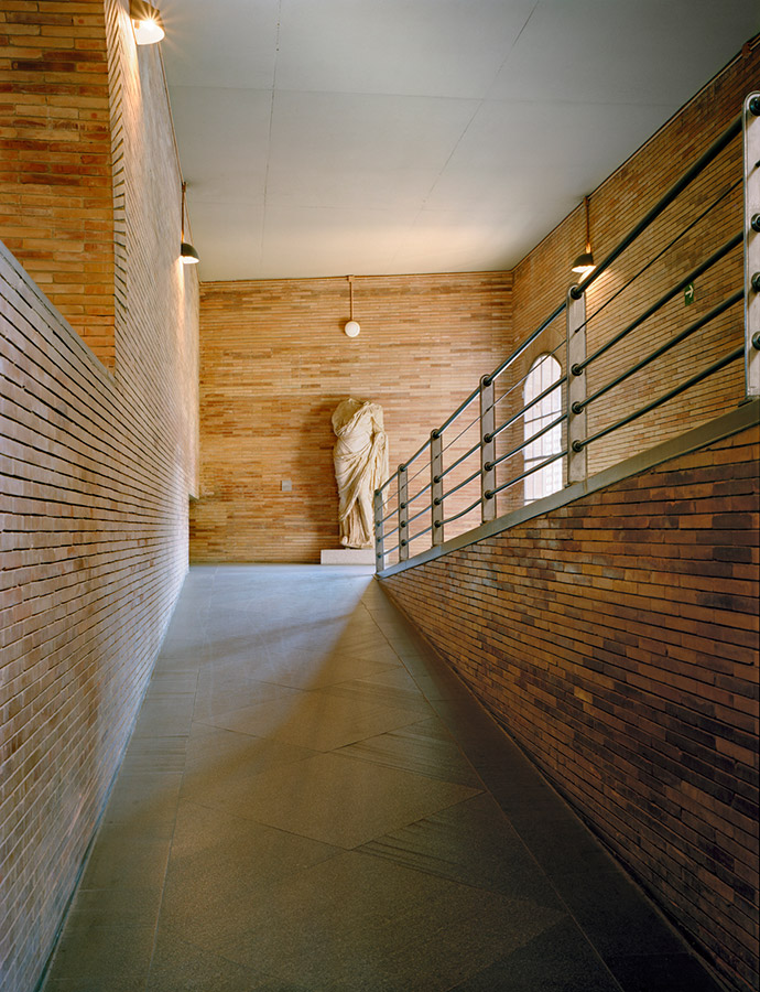 Circulaciones interiores – rampa y pasillos Pasillo y rampa interior de ladrillo en el Museo Nacional de Arte Romano