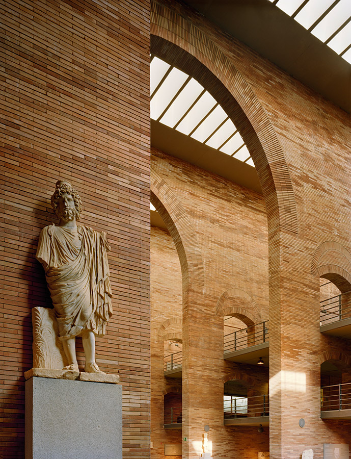 Galería interior con luz cenital Galería interior con arcos de ladrillo y luz cenital en el Museo Nacional de Arte Romano