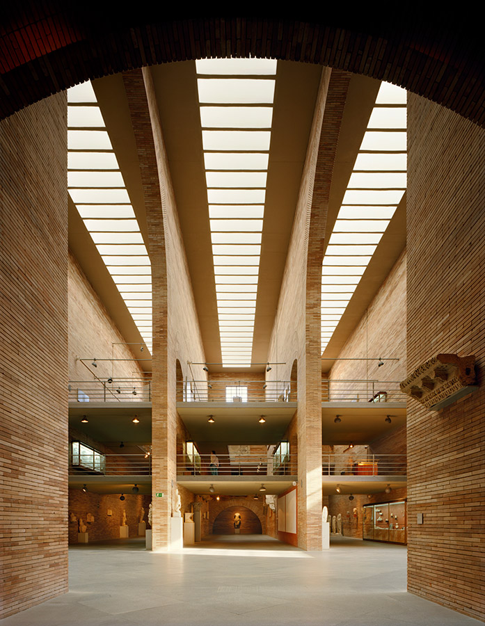 Nave principal – lucernarios longitudinales Nave principal del Museo Nacional de Arte Romano con lucernarios longitudinales