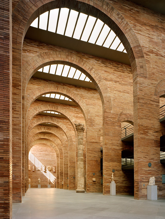 Arquerías y bóvedas de ladrillo Perspectiva de arquerías y bóvedas de ladrillo en el Museo Nacional de Arte Romano