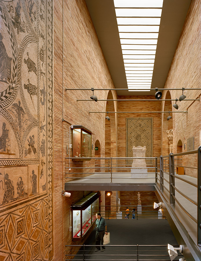 Atrio interior con pasarela Atrio con pasarela y muros de ladrillo del Museo Nacional de Arte Romano