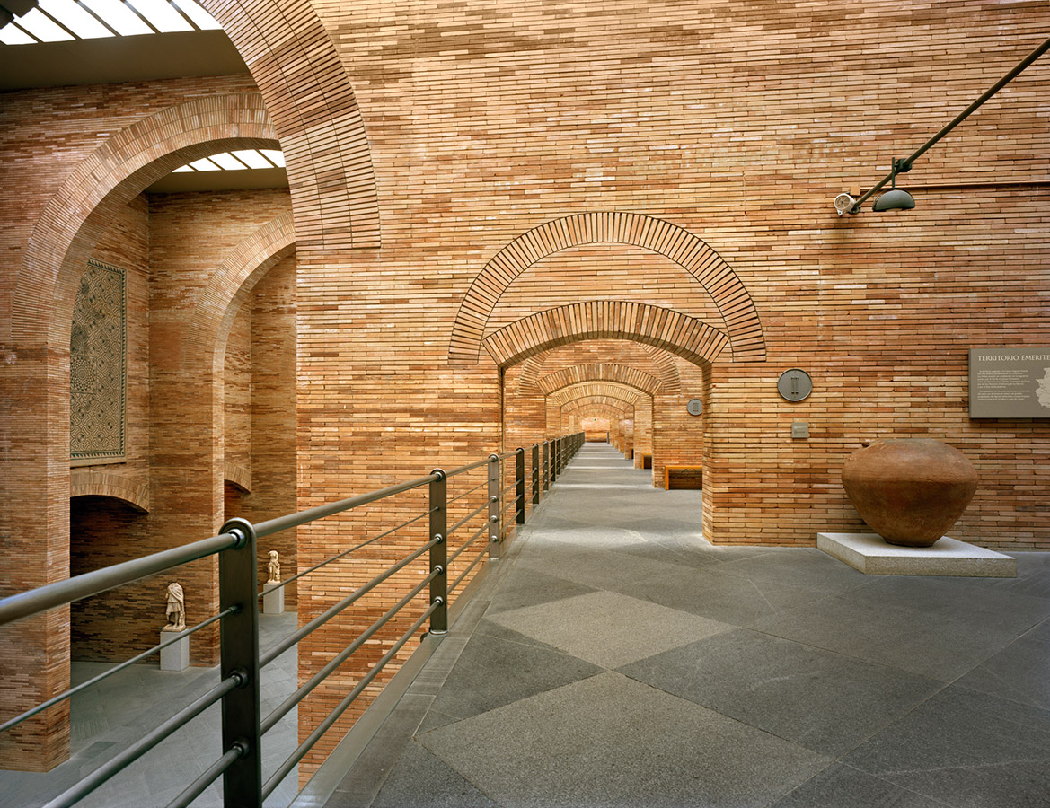 Patio y muro de contención Patio y muro de contención de ladrillo en el Museo Nacional de Arte Romano