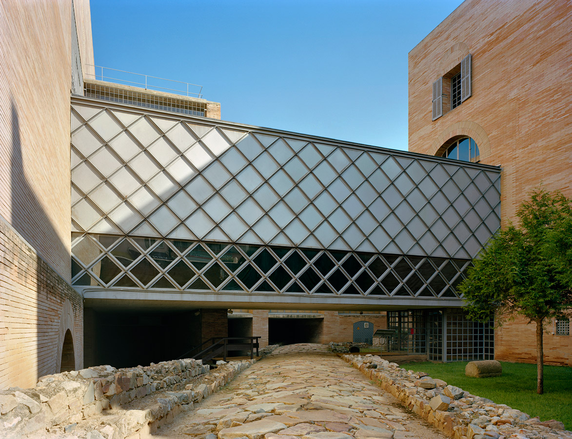 Acceso acristalado y conexión urbana Acceso contemporáneo acristalado del Museo Nacional de Arte Romano