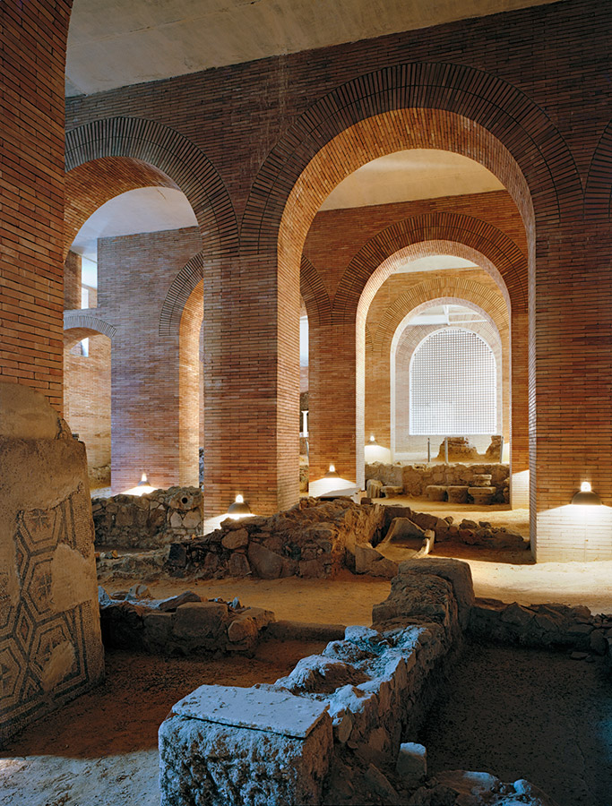 Sala con ábside y bóvedas Ábside y bóvedas altas de ladrillo en sala del Museo Nacional de Arte Romano
