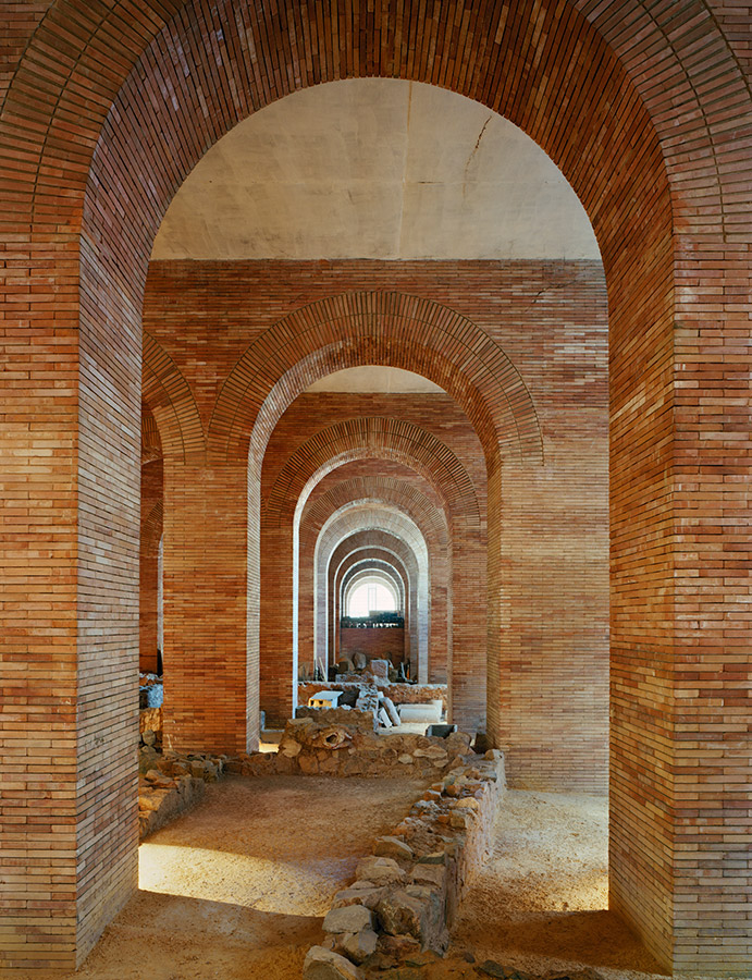 Eje axial con arcadas Eje axial con arcadas y estatua en el Museo Nacional de Arte Romano