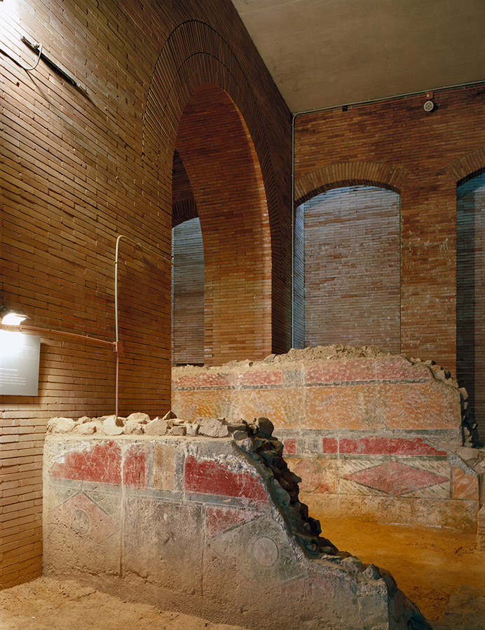 Escalera y pilares cilíndricos Escalera y pilares cilíndricos de ladrillo en el Museo Nacional de Arte Romano